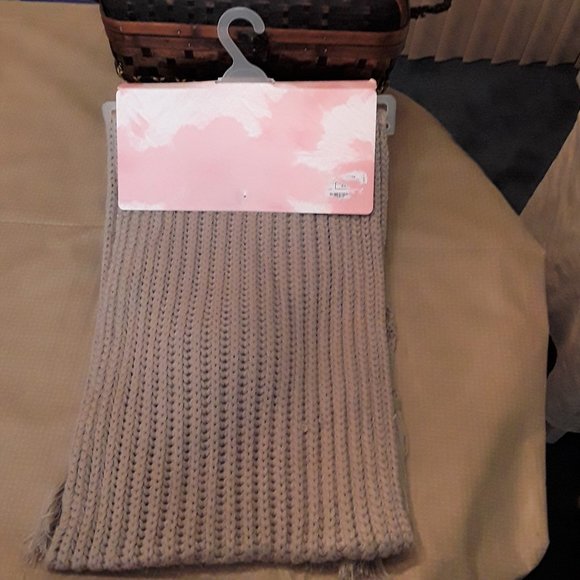 Jessica Simpson Hat & Scarf Set Pom-Pom Beanie Fringes Gray Color NEW - Picture 3 of 3